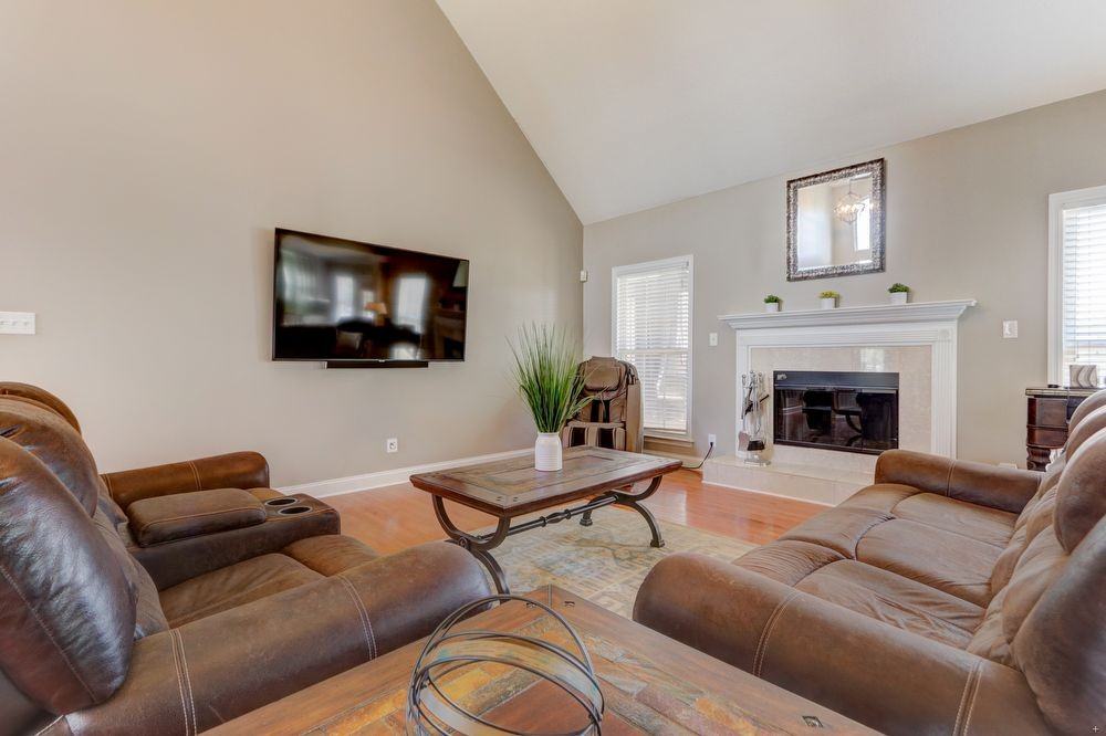 1100 Winterberry Ln - Photo 2 of 38