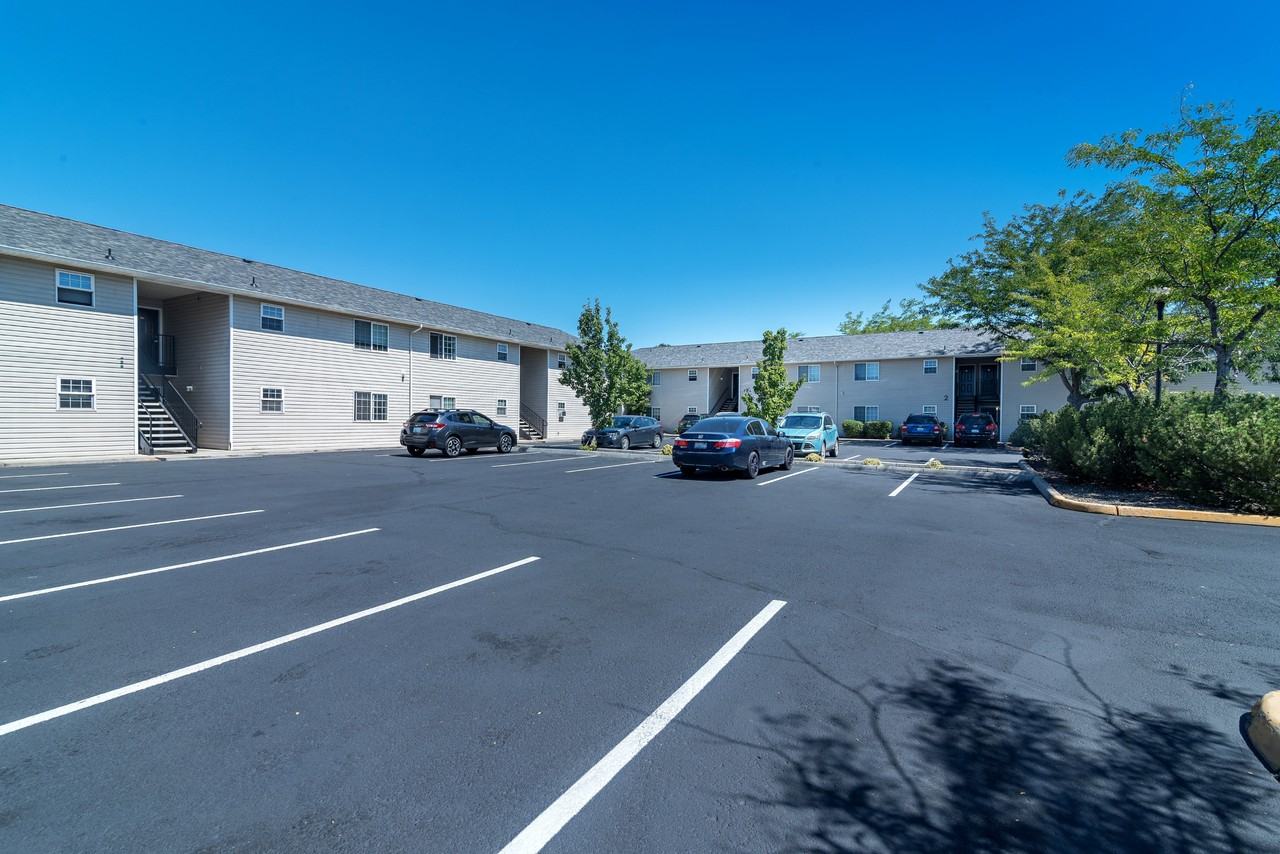 Glacier Apartments - Photo 4 of 18