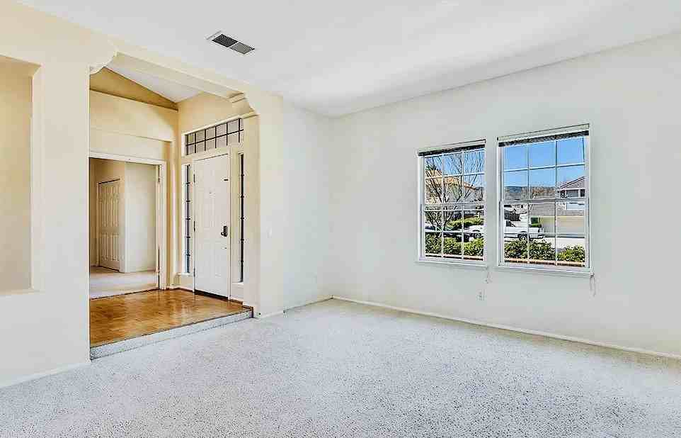 Kensington Circle #1 - Photo 5 of 26