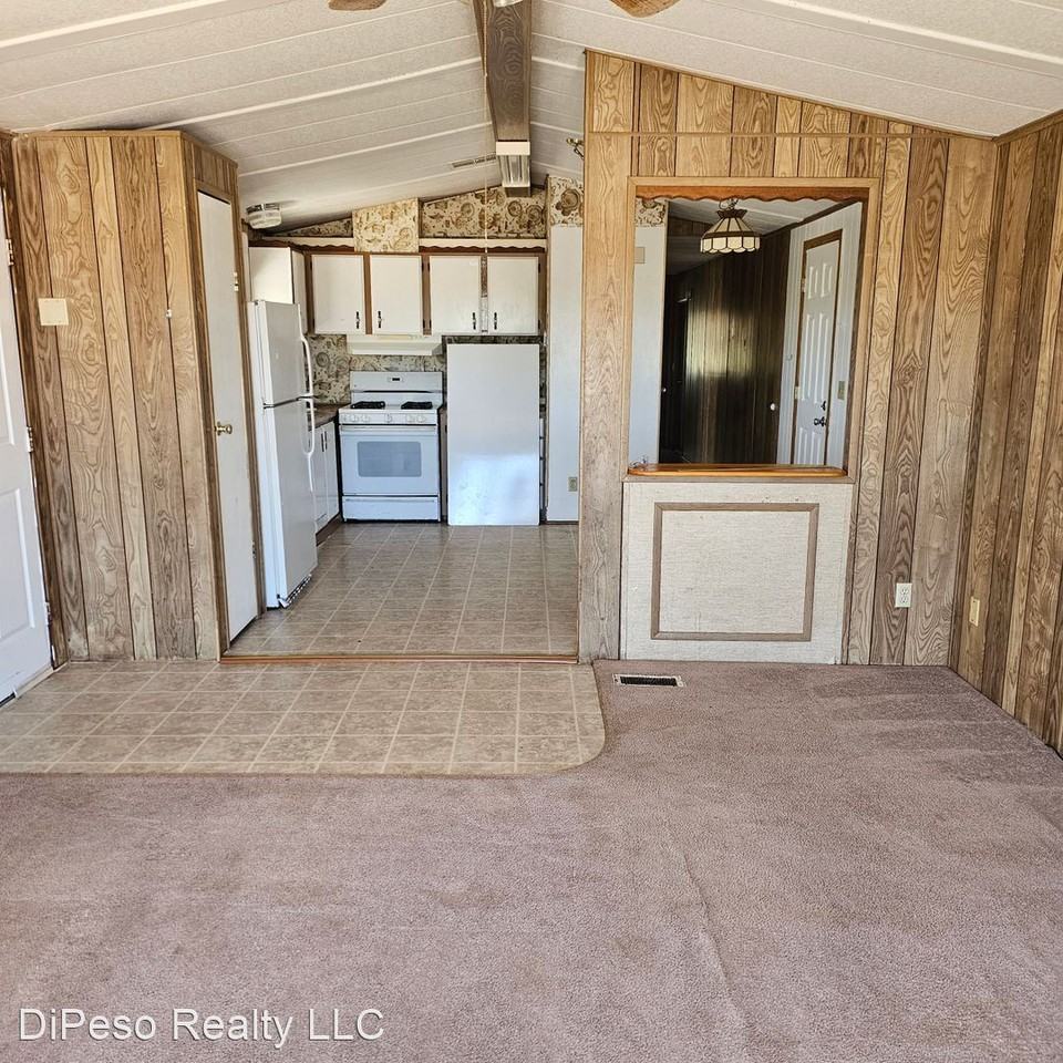 638 E Pearl St - Photo 3 of 14