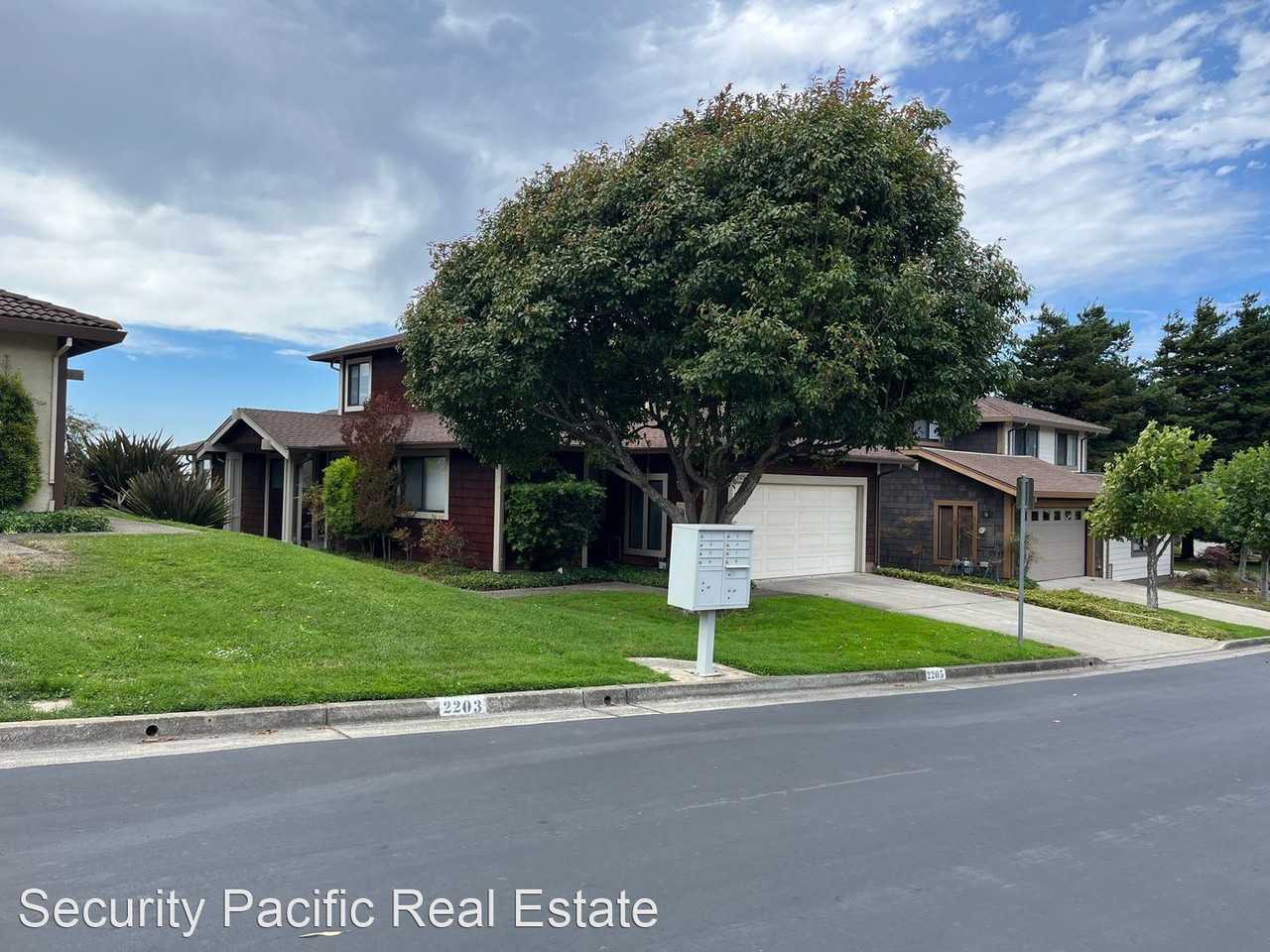 2205 Pinehurst Ct - Photo 3 of 50