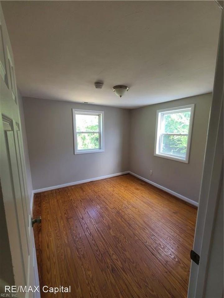 1319 28th St #B - Photo 2 of 10