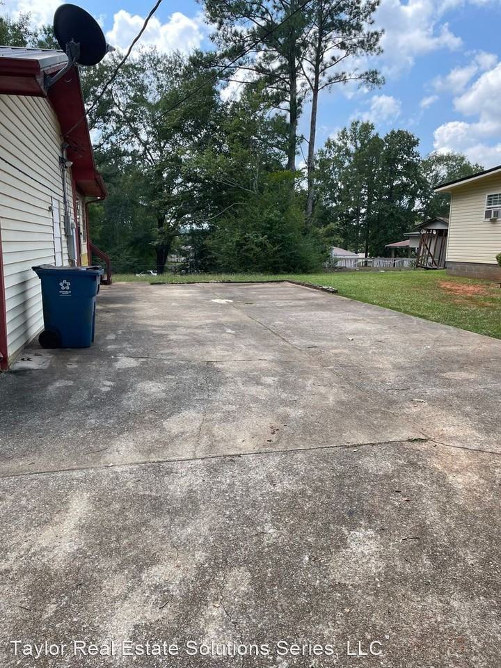 605 Vann St Se - Photo 2 of 9