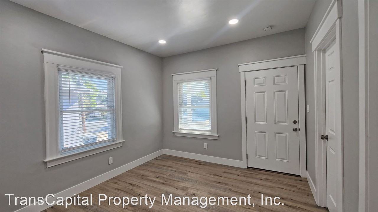 2810 42nd St - Photo 3 of 32