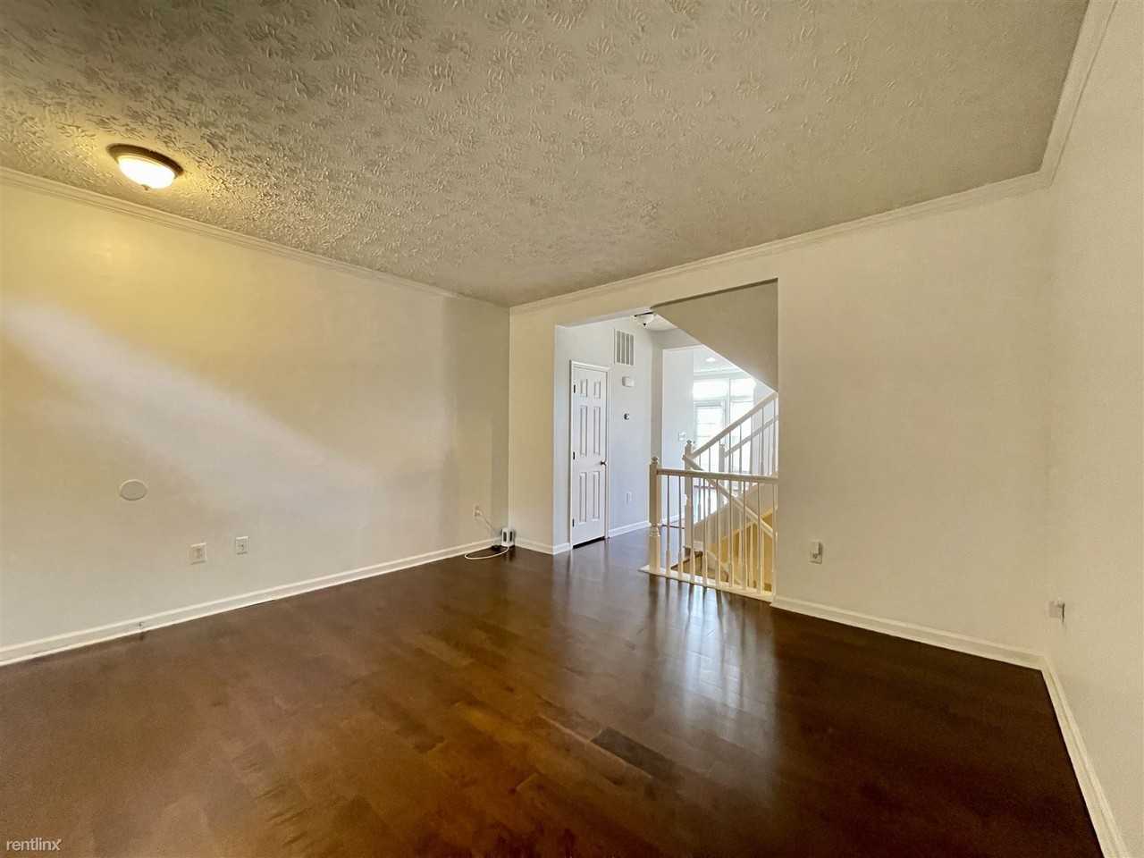 8308 Lyndhurst St - Photo 2 of 33