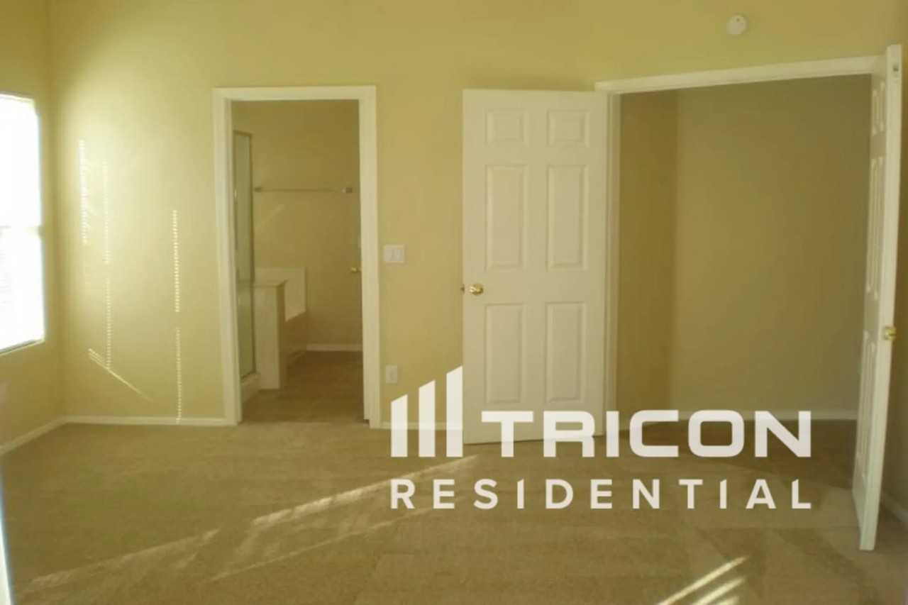 8961 W Kathleen Rd - Photo 3 of 50