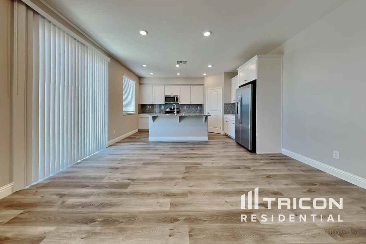 2049 Comstock Ln - Photo 3 of 19