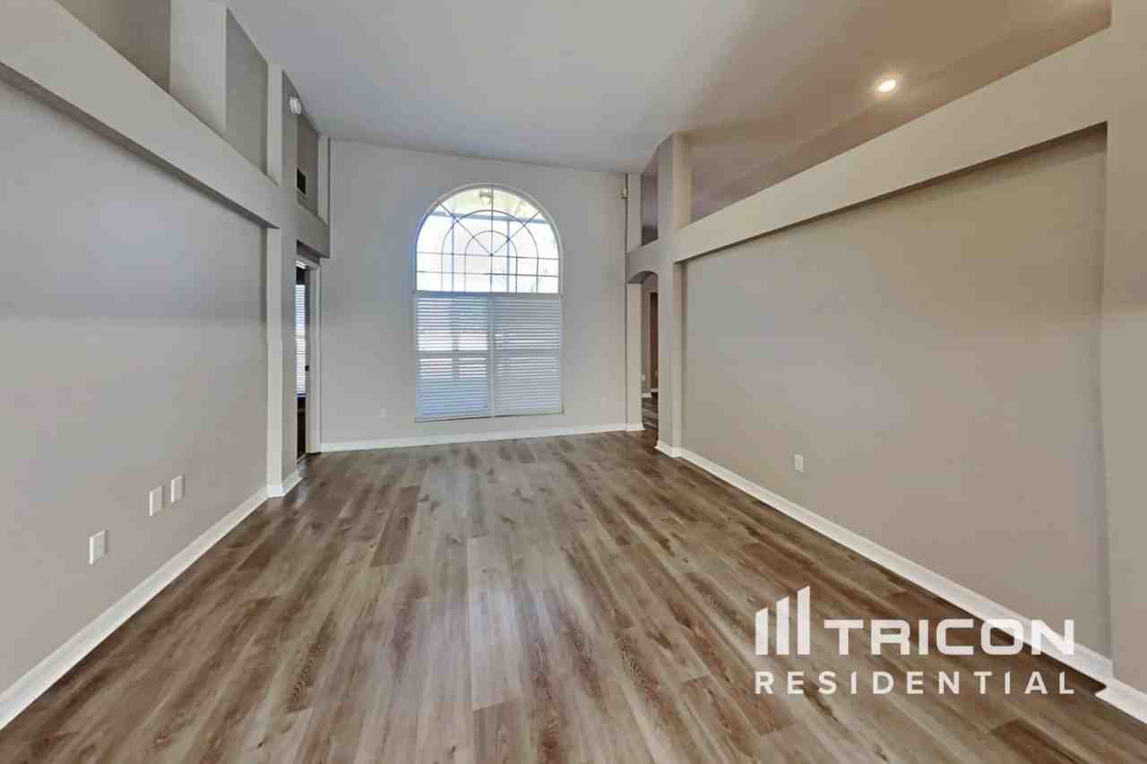 1614 Sand Hollow Ln - Photo 3 of 37
