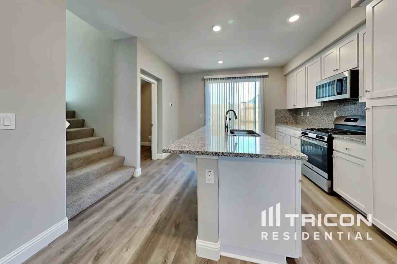 2088 Comstock Ln - Photo 3 of 20