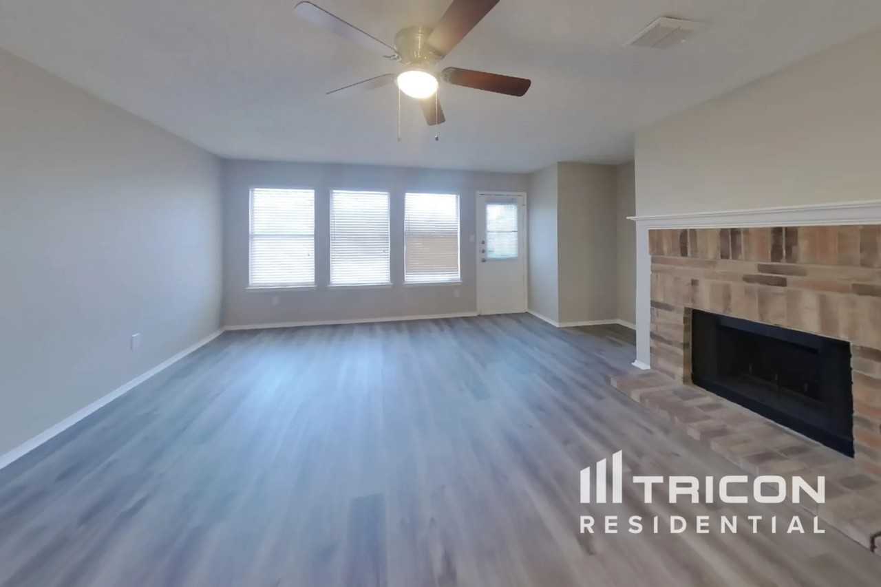 2422 Meadowgate Ln - Photo 3 of 21