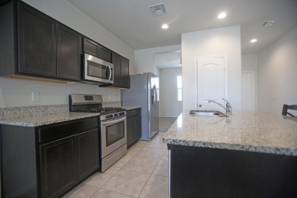 30933 W Columbus Ave - Photo 3 of 17