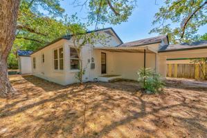 featured image of 104 N Pecan St #1