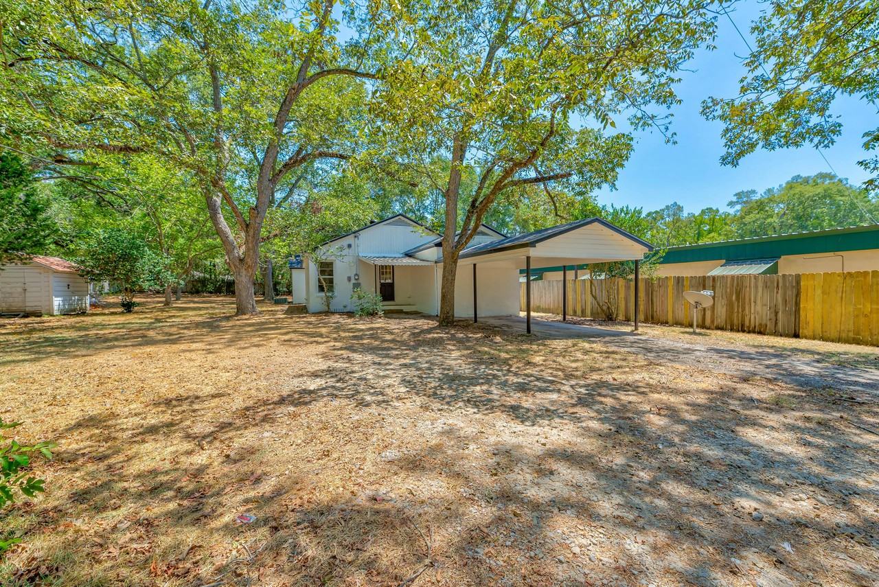 104 N Pecan St #1 - Photo 2 of 15