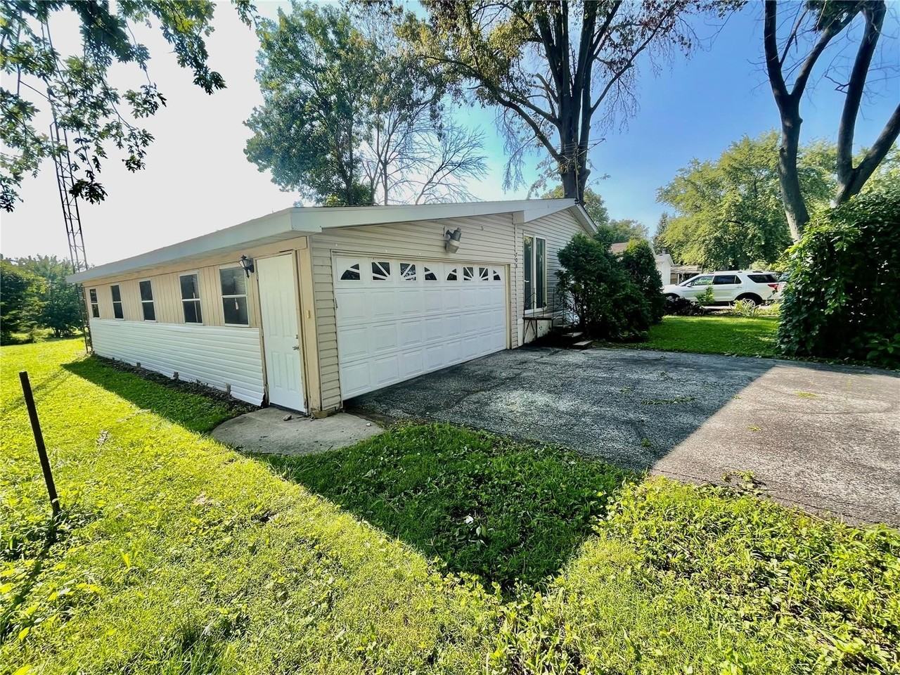 706 Powell Dr, O'Fallon, IL 62269 3 Bedroom Apartment for 750/month