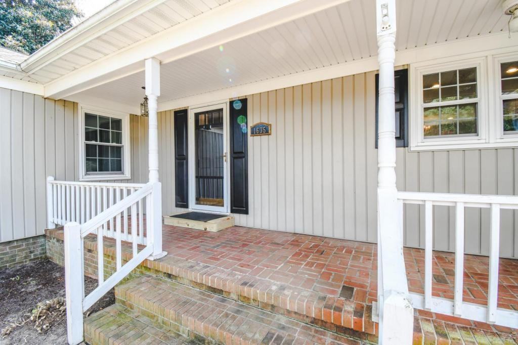 1635 Colony Cir - Photo 3 of 48