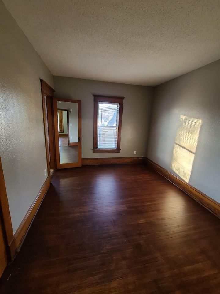 1102 Baltimore St #1 - Photo 5 of 16