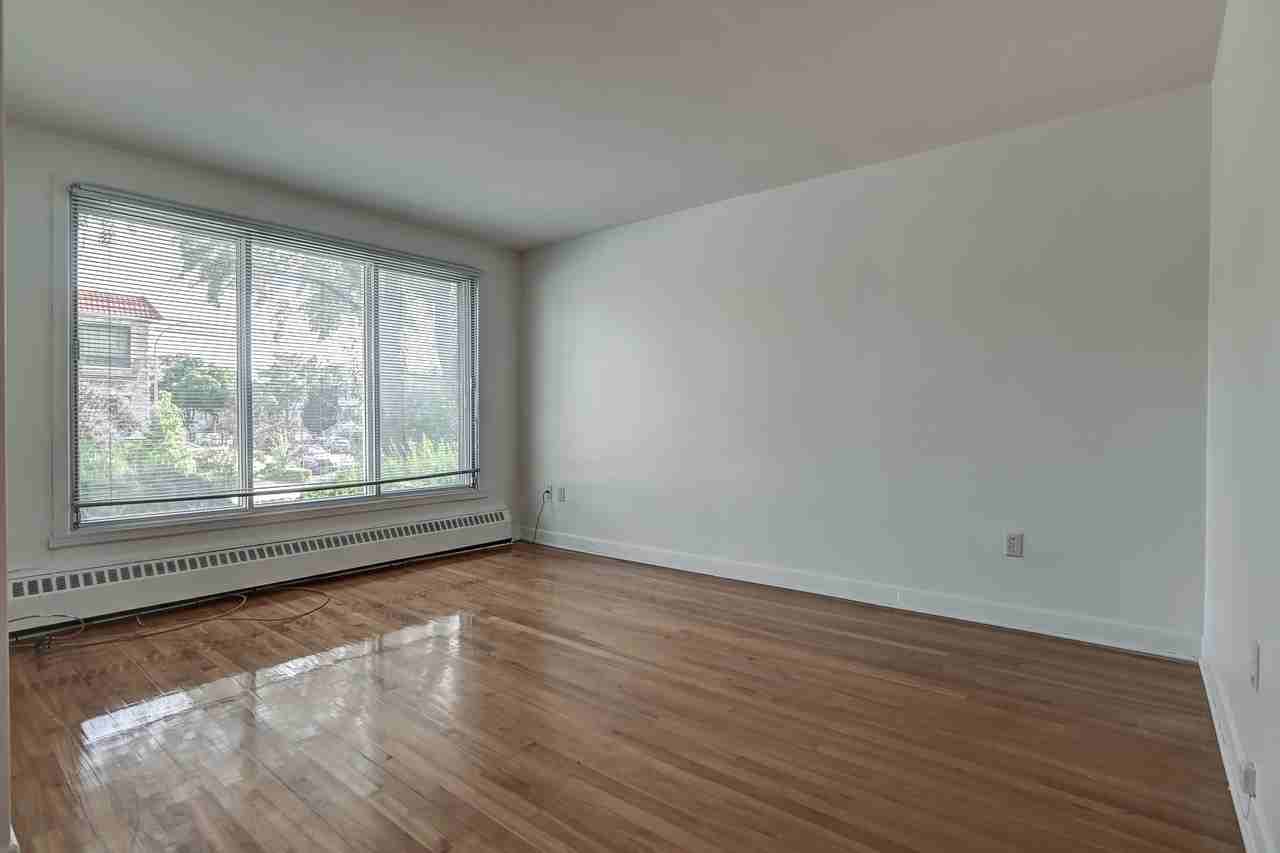 6332 Avenue de Repentigny - Photo 3 of 17