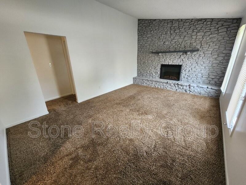 2329 E Glenview Dr - Photo 2 of 14