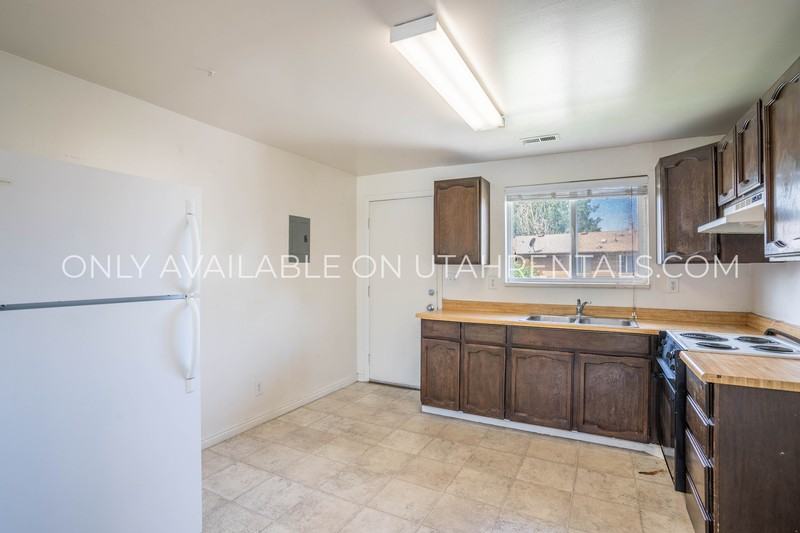 1050 S Virginia Cir - Photo 4 of 15