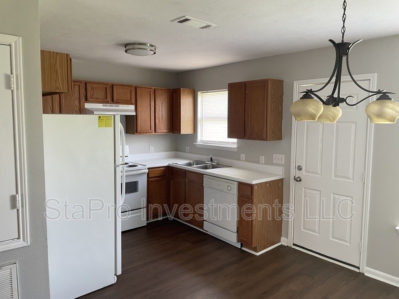 131 Village Pl - Photo 3 of 11