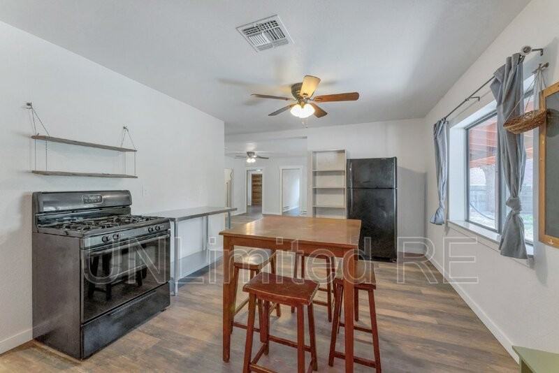 2202 E Dortha Ave - Photo 3 of 18