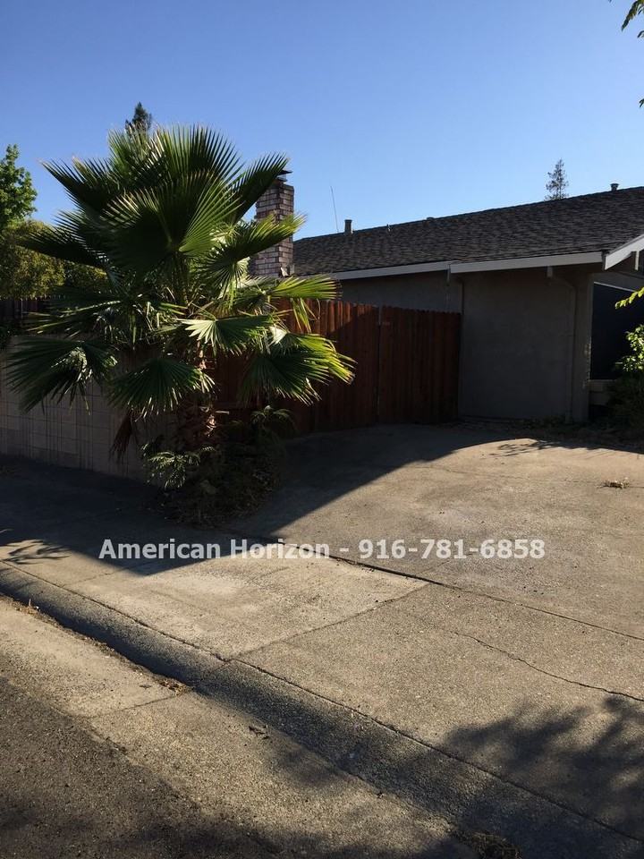 9398 Blue Oak Dr - Photo 3 of 4