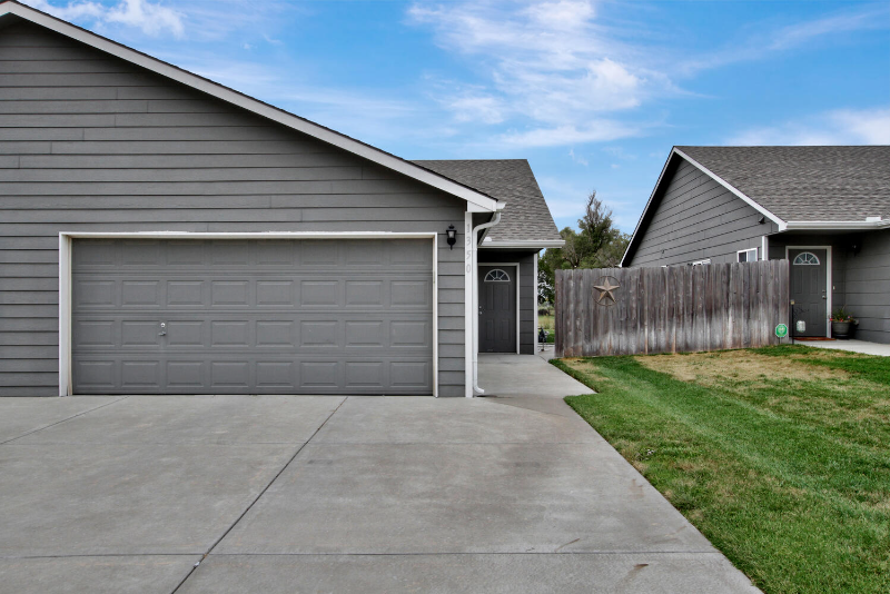 1290 N Curtis St - Photo 3 of 10