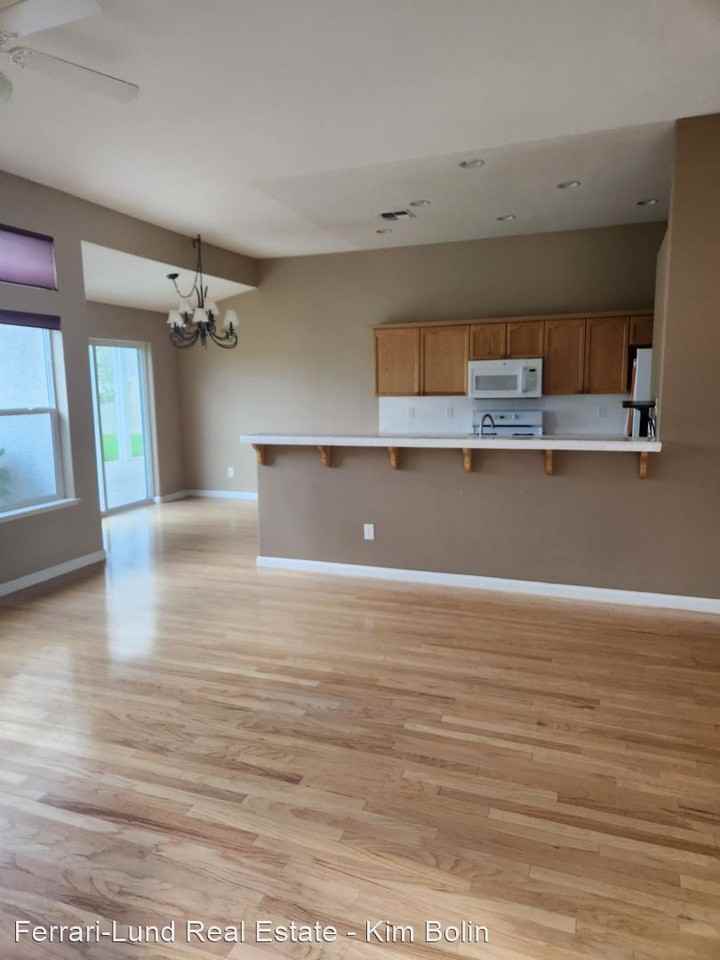 10425 Arbor Way - Photo 3 of 12