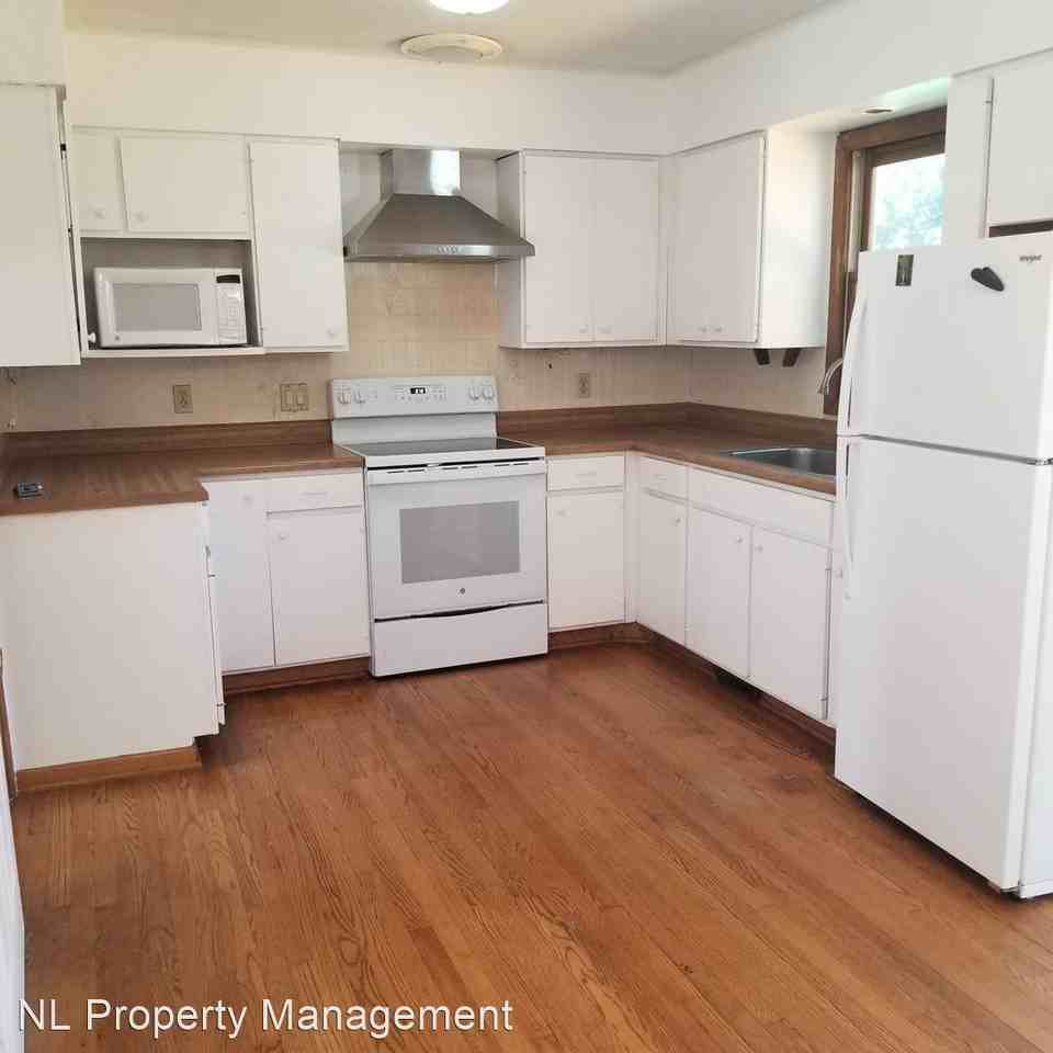 3105 Cottonwood Ln - Photo 3 of 12