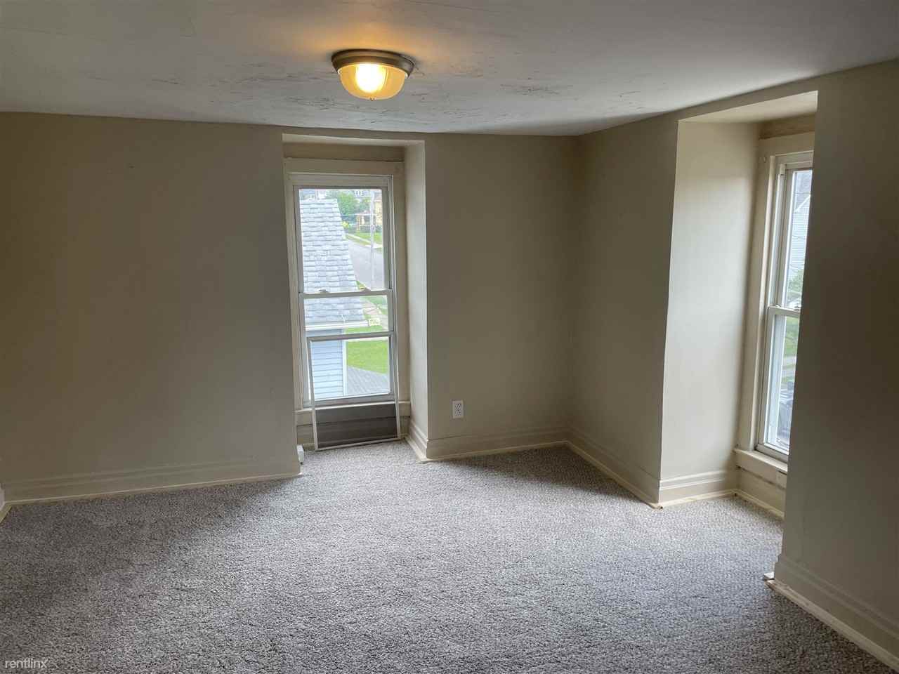 755 Lathrop St - Photo 3 of 21