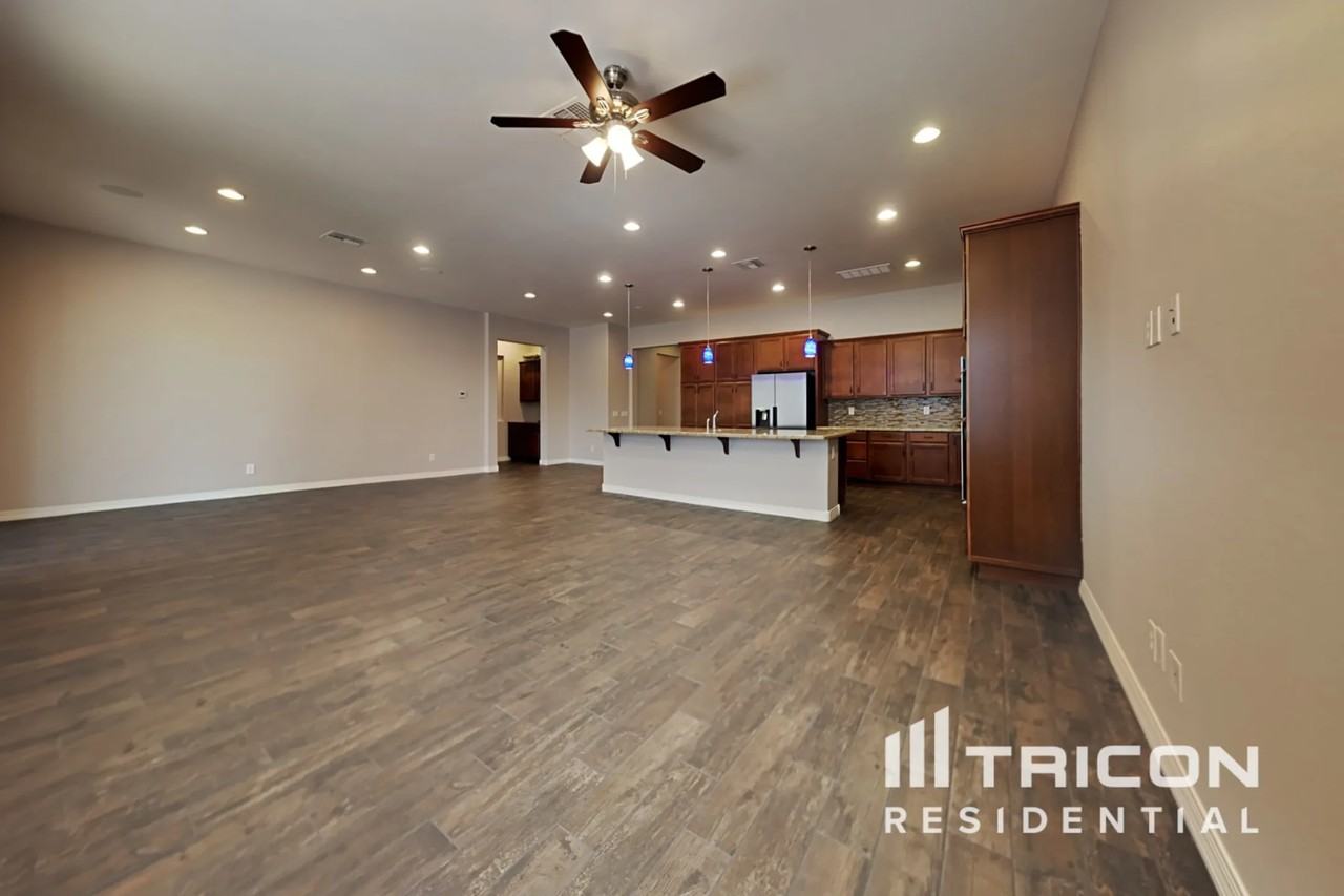 15944 W Cameron Dr - Photo 3 of 21