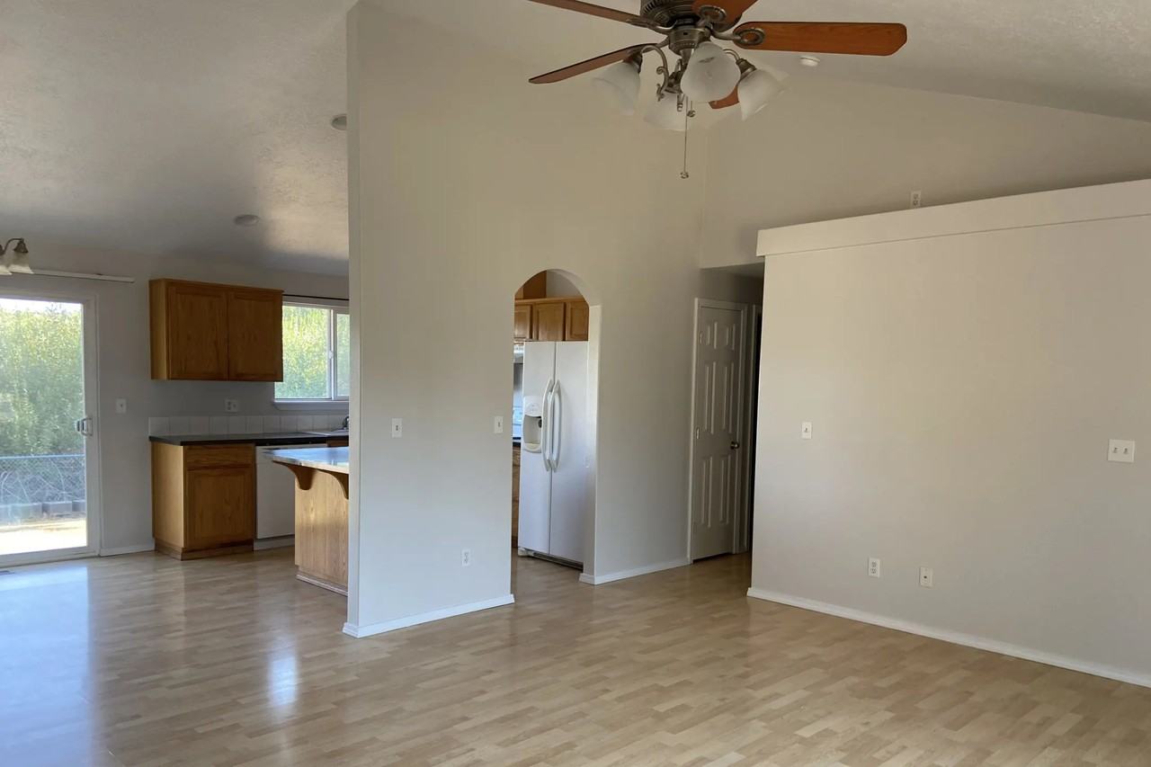 697 Wildflower Dr - Photo 3 of 10