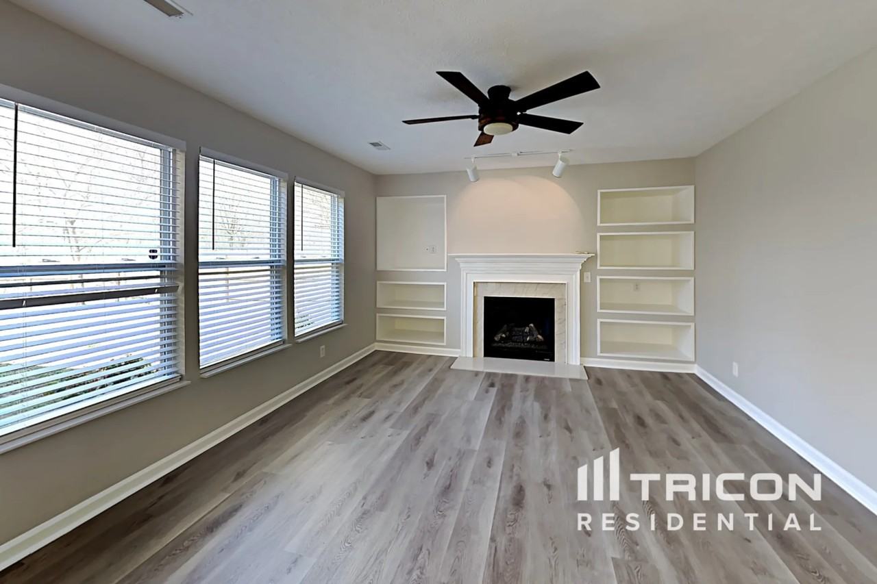 4453 Frost St - Photo 3 of 17