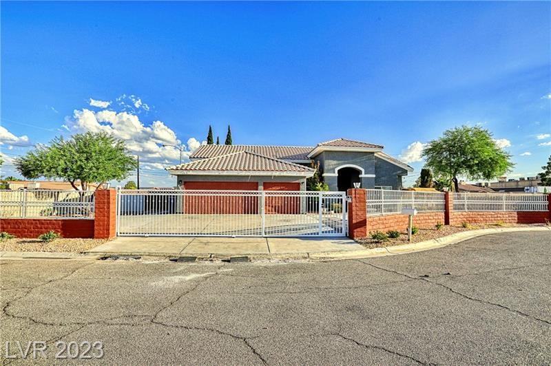 5965 Desert Oasis Cir - Photo 2 of 28