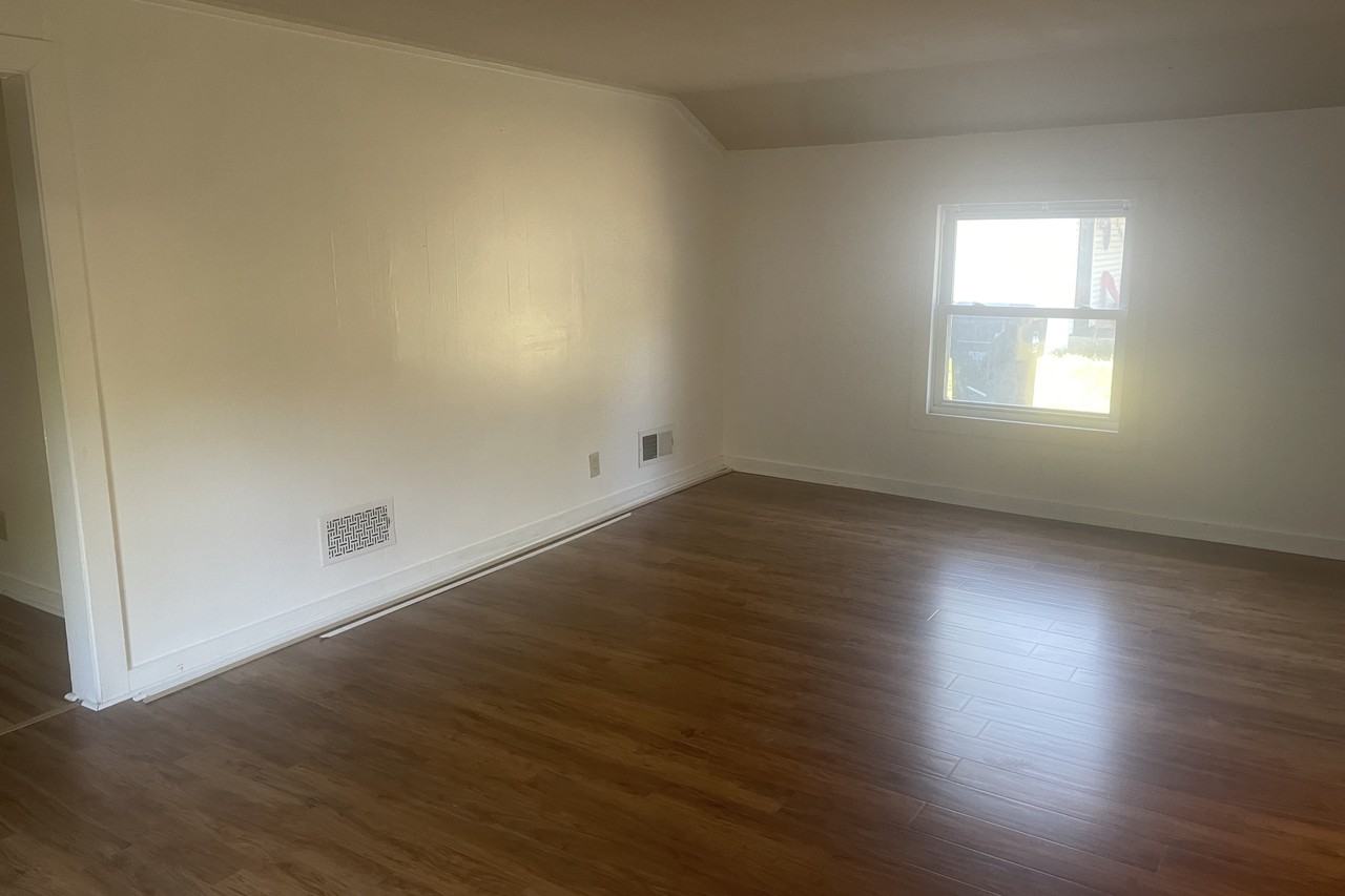 2604 Sw Washburn Ave - Photo 2 of 16