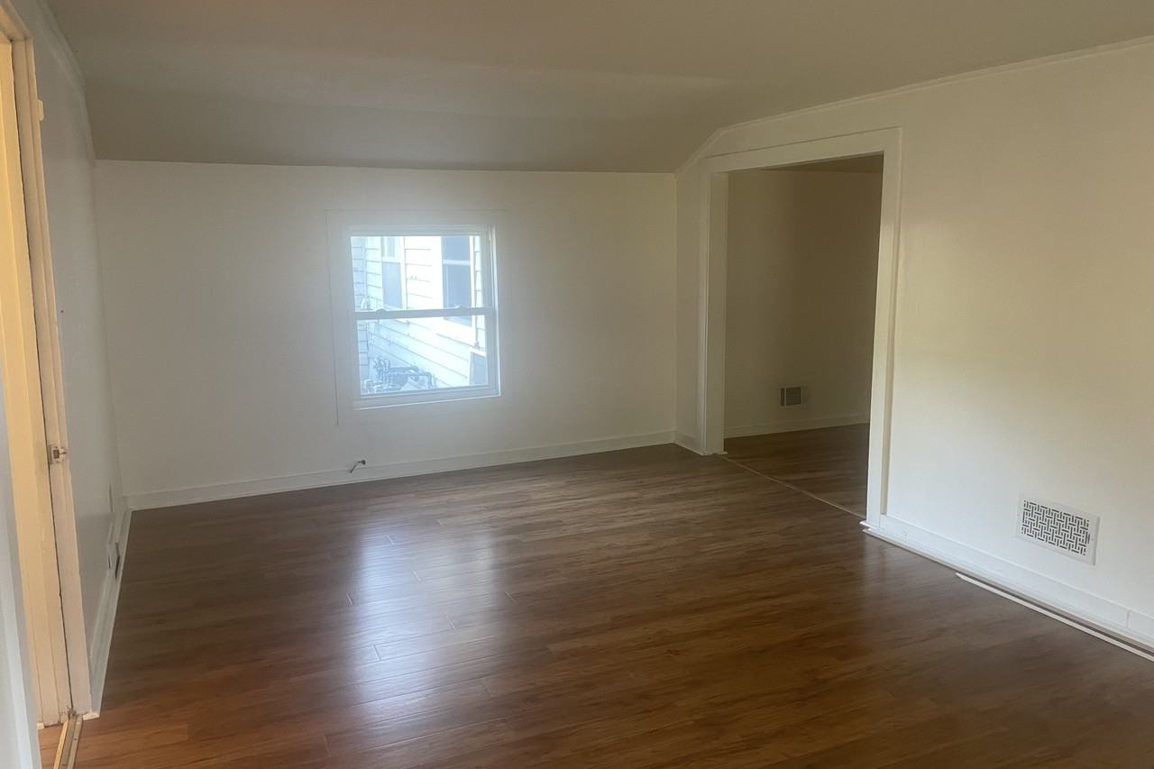 2604 Sw Washburn Ave - Photo 3 of 16