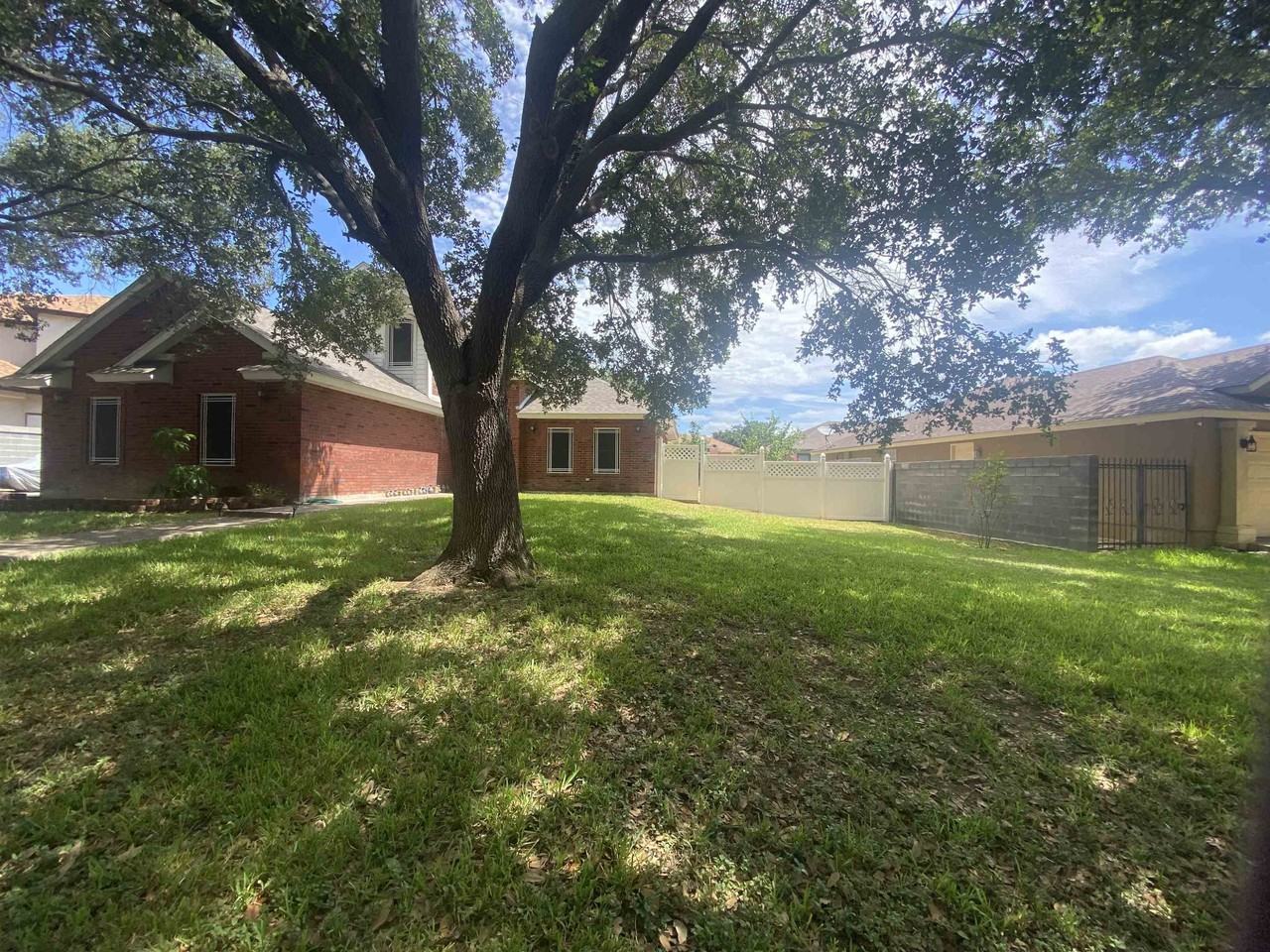 1514 Serene Dr - Photo 3 of 15