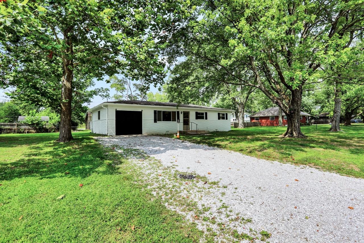 572 Meadow Ln - Photo 3 of 37