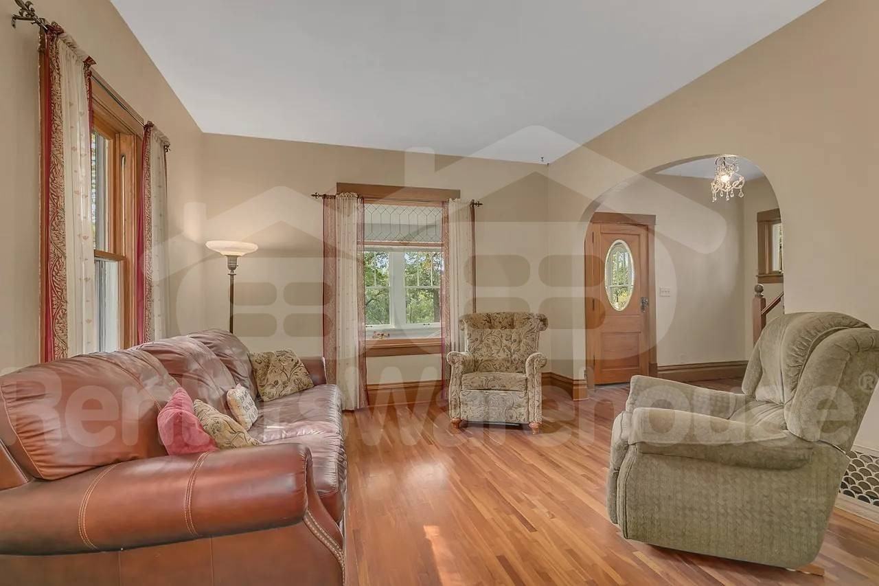 506 Riverside Dr Se - Photo 3 of 10