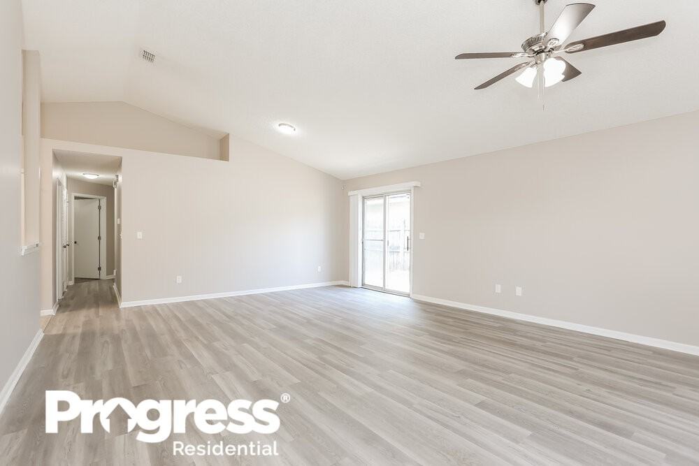 3014 Caroline Crest Dr E - Photo 3 of 16