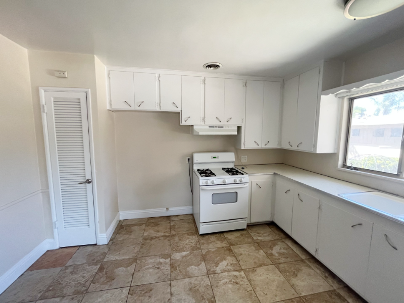 627 North Vine Avenue - Photo 4 of 25