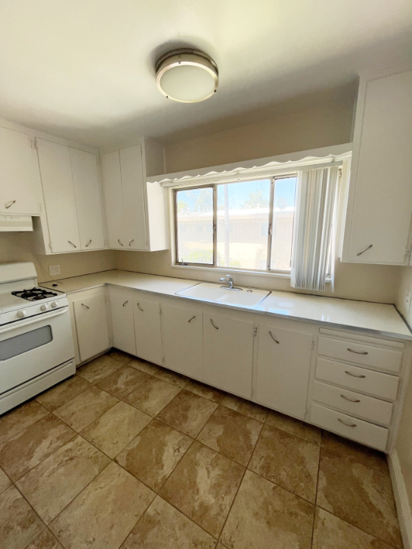 627 North Vine Avenue - Photo 5 of 25