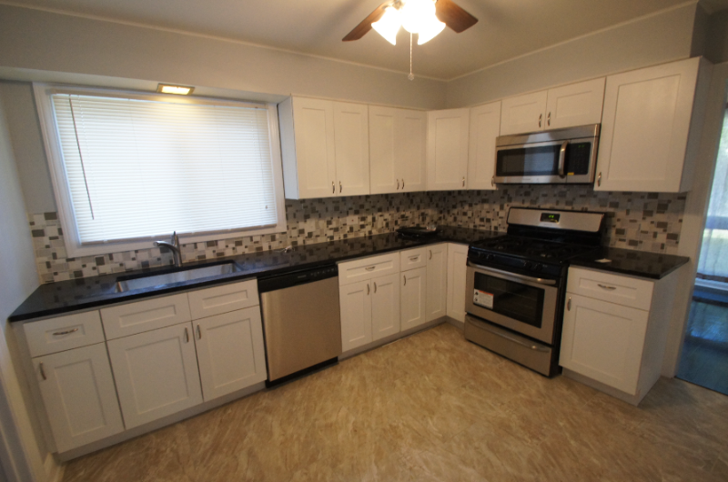 17218 Hawthorne Dr - Photo 3 of 13