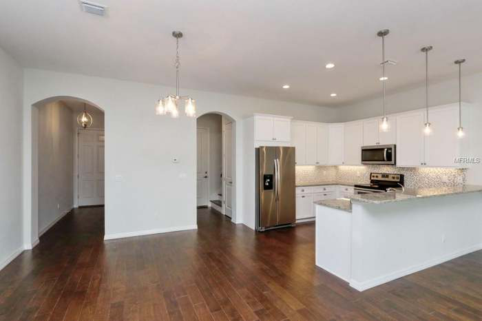 503 N Trask St - Photo 3 of 37