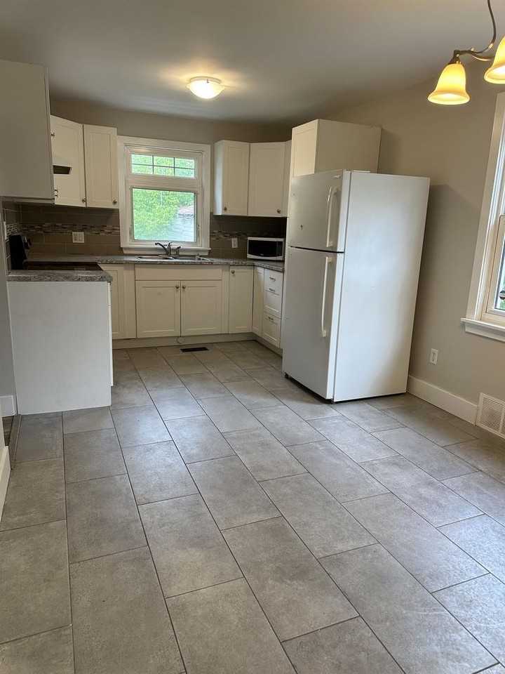 34 Walsh St Uppr - Photo 2 of 8