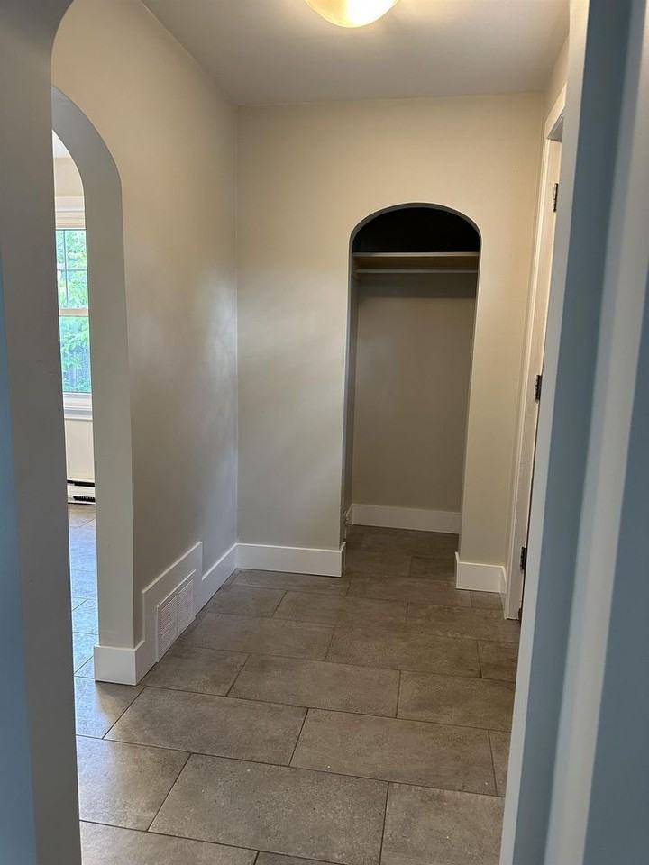 34 Walsh St Uppr - Photo 3 of 8