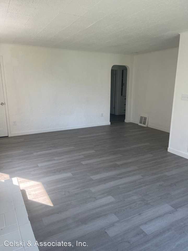 732 W Park St - Photo 2 of 16