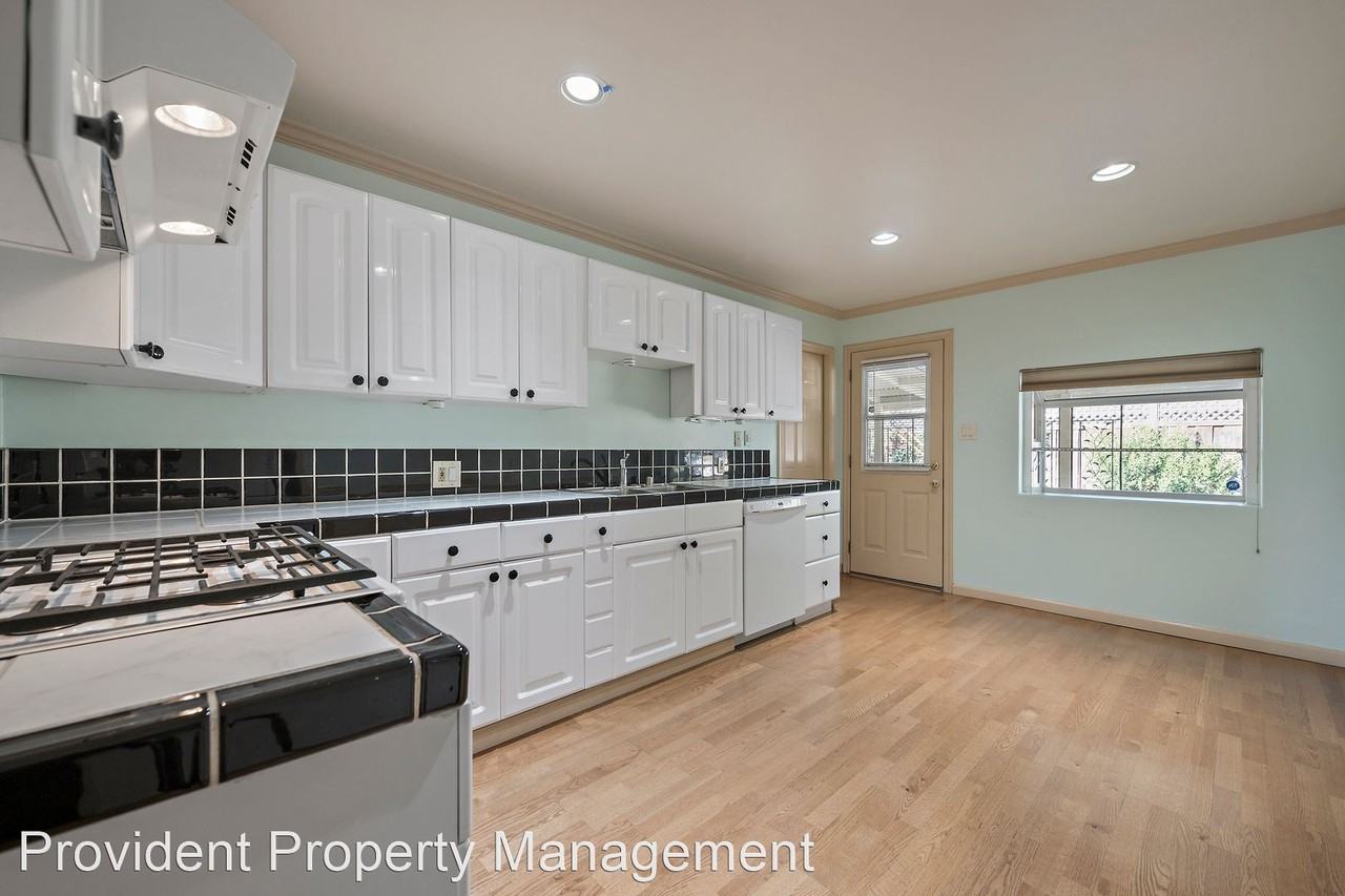 1443 Blackstone Ave - Photo 3 of 20