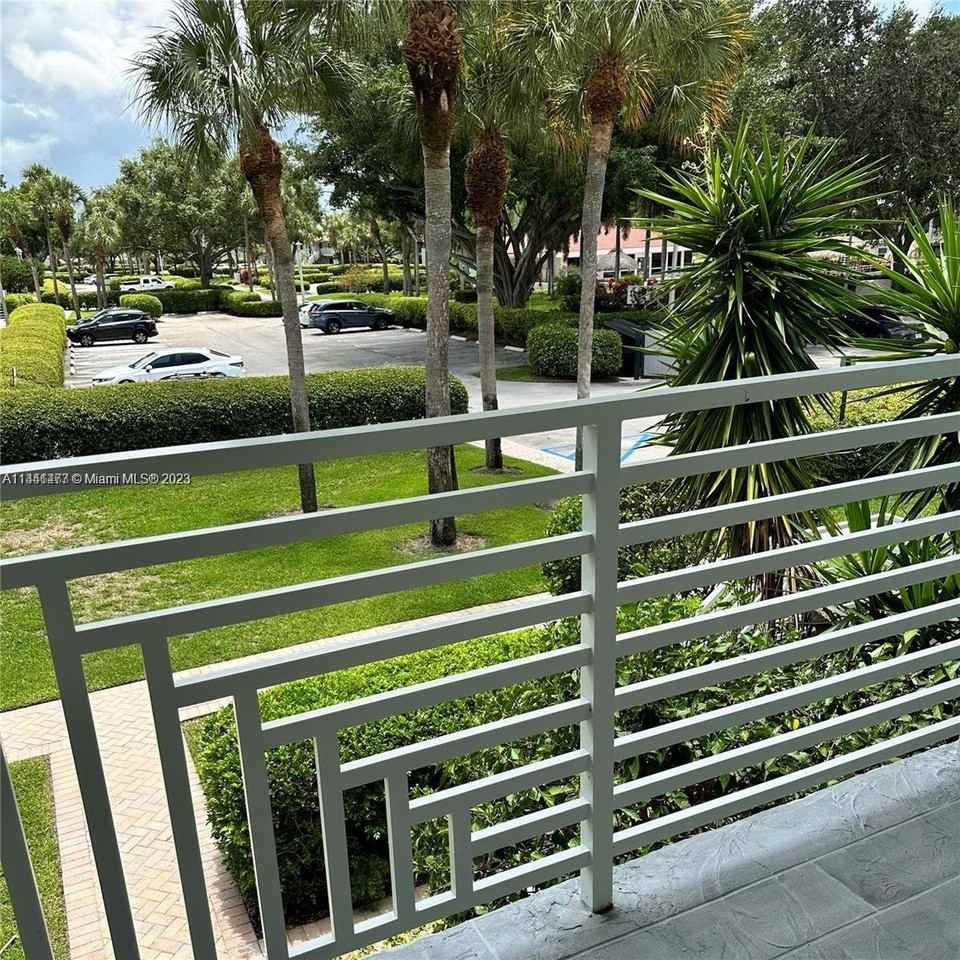 33 Southport Ln #D - Photo 2 of 8