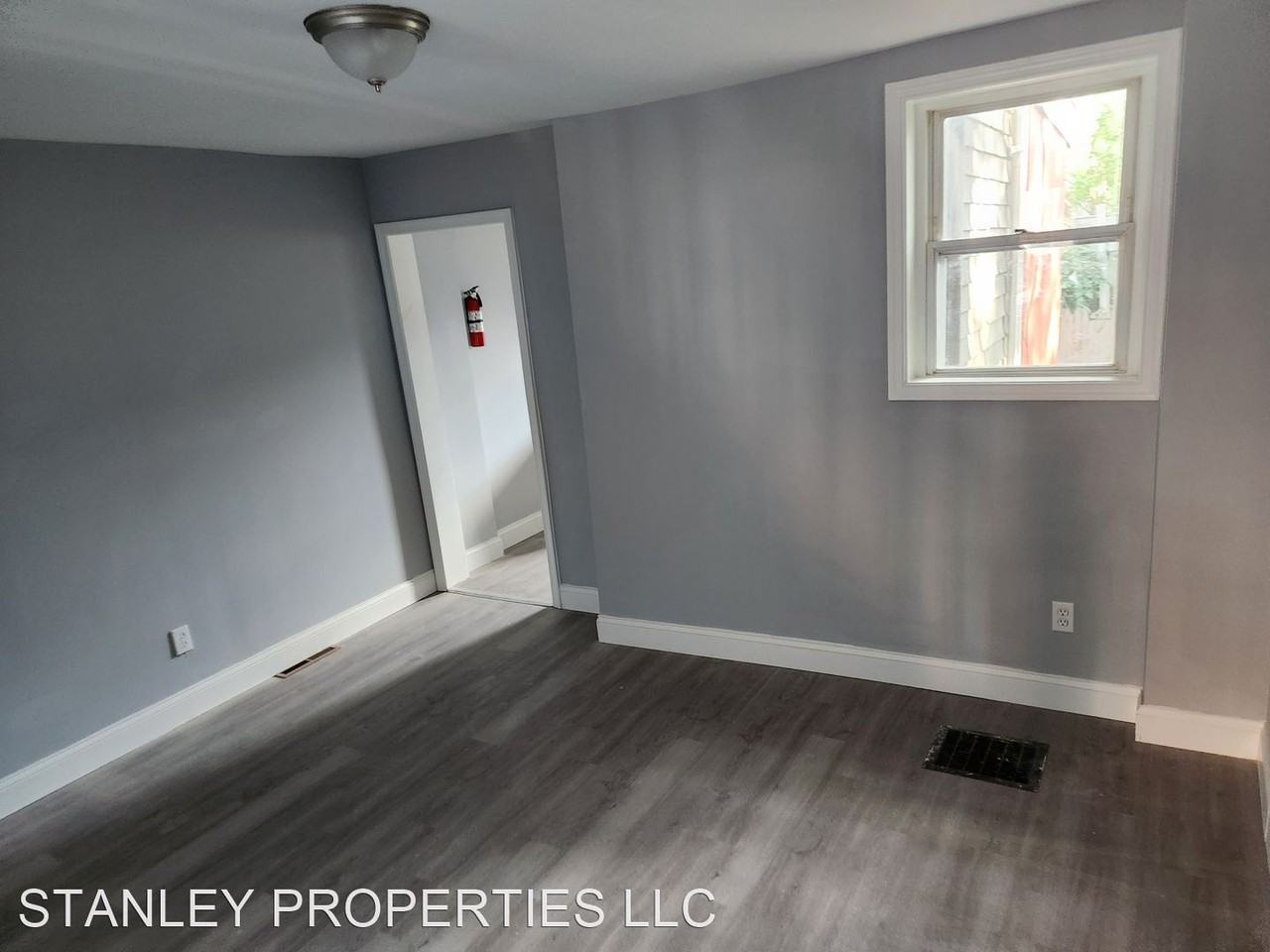 1018 Elm St - Photo 2 of 4